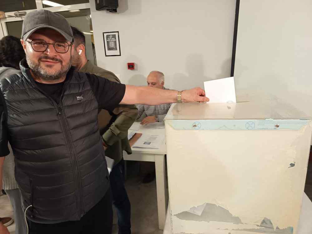 &Omicron; ...έ&phi;&eta;&beta;&omicron;&sigmaf; &omicron; &Tau;&zeta;ώ&rho;&tau;&zeta;&omicron;&gamma;&lambda;&omicron;&upsilon;