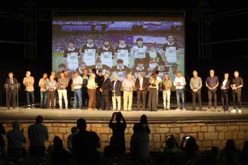 &Eta; &kappa;&omicron;&rho;&upsilon;&phi;&alpha;ί&alpha; &sigma;&tau;&iota;&gamma;&mu;ή: T&omicron; Standing ovation &sigma;&tau;&omicron;&upsilon;&sigmaf; &theta;&rho;ύ&lambda;&omicron;&upsilon;&sigmaf;