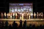 &Eta; &kappa;&omicron;&rho;&upsilon;&phi;&alpha;ί&alpha; &sigma;&tau;&iota;&gamma;&mu;ή: T&omicron; Standing ovation &sigma;&tau;&omicron;&upsilon;&sigmaf; &theta;&rho;ύ&lambda;&omicron;&upsilon;&sigmaf;