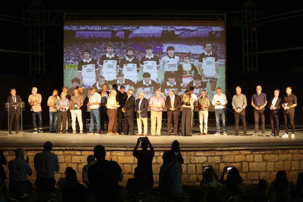 Standing ovation &sigma;&tau;&omicron;&upsilon;&sigmaf; &theta;&rho;ύ&lambda;&omicron;&upsilon;&sigmaf;