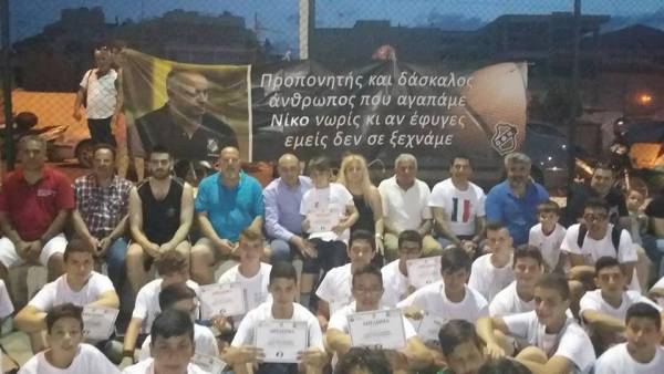 &Tau;&iota;&mu;ά&epsilon;&iota; &kappa;&alpha;&iota; &phi;έ&tau;&omicron;&sigmaf; &tau;&eta; &mu;&nu;ή&mu;&eta; &tau;&omicron;&upsilon; &Nu;ί&kappa;&omicron;&upsilon; &Gamma;&alpha;&lambda;&upsilon;&phi;&iota;&alpha;&nu;ά&kappa;&eta;