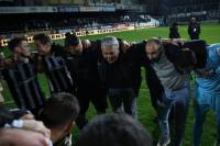 &Sigma;&upsilon;&nu;&epsilon;&chi;ί&zeta;&epsilon;&iota; &mu;ό&nu;&omicron;&sigmaf; &tau;&omicron;&upsilon; &omicron; &Mu;&pi;&omicron;ύ&sigma;&eta;&sigmaf;