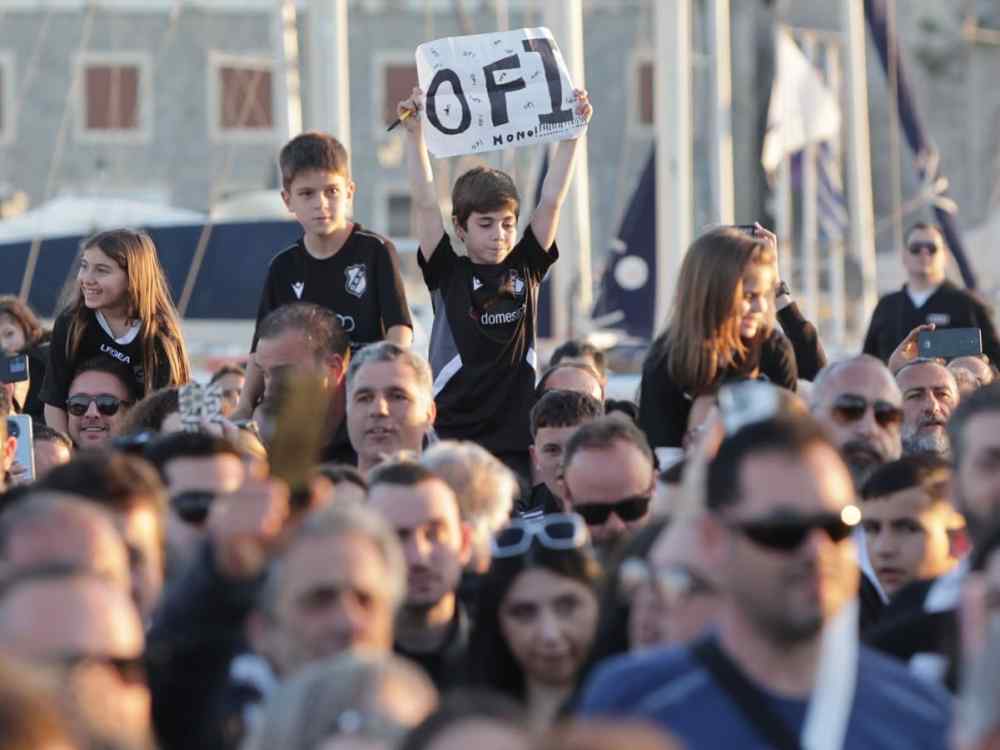 &Tau;&alpha; &pi;&alpha;&iota;&delta;&iota;ά έ&kappa;&lambda;&epsilon;&psi;&alpha;&nu; &tau;&eta;&nu; &pi;&alpha;&rho;ά&sigma;&tau;&alpha;&sigma;&eta; &sigma;&tau;&eta;&nu; &alpha;&sigma;&pi;&rho;ό&mu;&alpha;&upsilon;&rho;&eta; &gamma;&iota;&omicron;&rho;&tau;ή (VIDEOS)