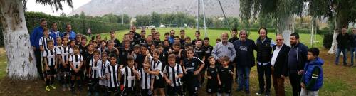 M&iota;&alpha; &omicron;&iota;&kappa;&omicron;&gamma;έ&nu;&epsilon;&iota;&alpha; &Epsilon;&rho;&alpha;&sigma;&iota;&tau;έ&chi;&nu;&eta;&sigmaf; &kappa;&alpha;&iota; &Pi;&Alpha;&Epsilon; &Omicron;&Phi;&Eta; 1925 &sigma;&tau;&omicron;&nu; &alpha;&gamma;&iota;&alpha;&sigma;&mu;ό &tau;&eta;&sigmaf; &alpha;&kappa;&alpha;&delta;&eta;&mu;ί&alpha;&sigmaf; &pi;&omicron;&delta;&omicron;&sigma;&phi;&alpha;ί&rho;&omicron;&upsilon; (&Phi;&Omega;&Tau;&Omicron;&Gamma;&Rho;&Alpha;&Phi;&Iota;&Epsilon;&Sigma;)