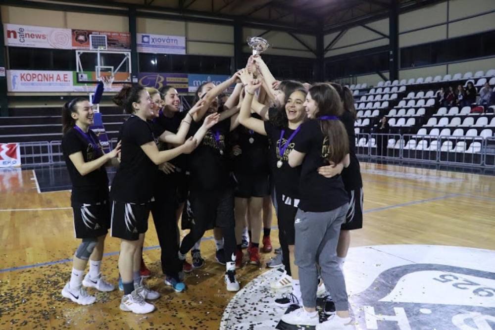 &Sigma;ή&kappa;&omega;&sigma;&alpha;&nu; &tau;&eta;&nu; &kappa;&omicron;ύ&pi;&alpha; &tau;&alpha; &kappa;&omicron;&rho;ί&tau;&sigma;&iota;&alpha; &tau;&omicron;&upsilon; &Omicron;&Phi;&Eta;! (VIDEO)