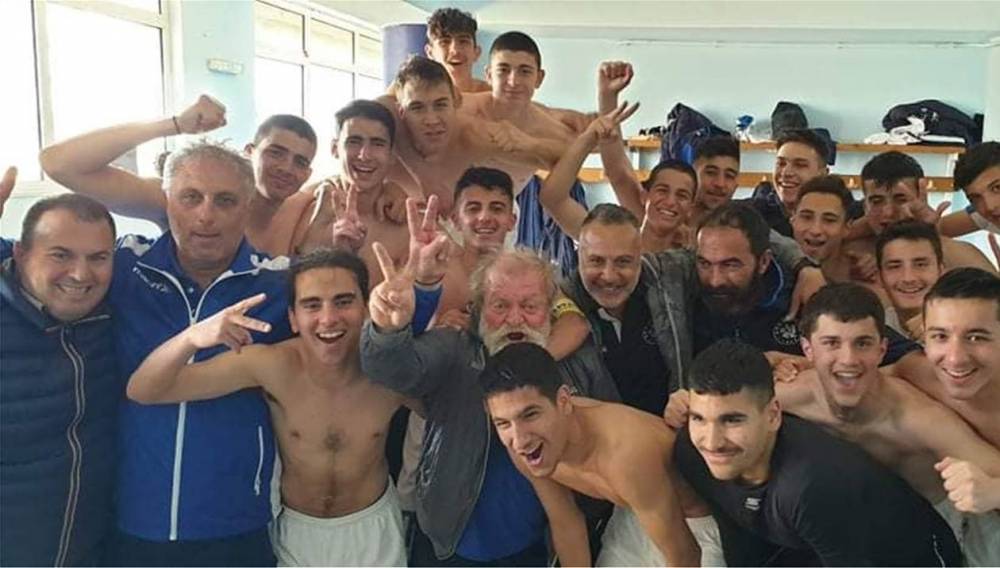 &Kappa;ά&theta;&epsilon; &pi;&alpha;&iota;&chi;&nu;ί&delta;&iota; &kappa;&alpha;&iota; &mu;&iota;&alpha; selfie &gamma;&iota;&alpha; &tau;&omicron;&upsilon;&sigmaf; "&mu;&pi;έ&mu;&pi;&eta;&delta;&epsilon;&sigmaf;"