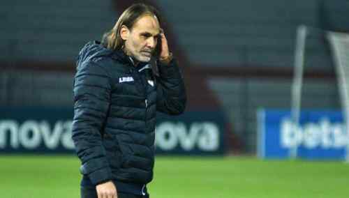 &Mu;&epsilon; 4-4-2 &eta; &Lambda;ά&rho;&iota;&sigma;&alpha; &kappa;ό&nu;&tau;&rho;&alpha; &sigma;&tau;&omicron;&nu; &Omicron;&Phi;&Eta;