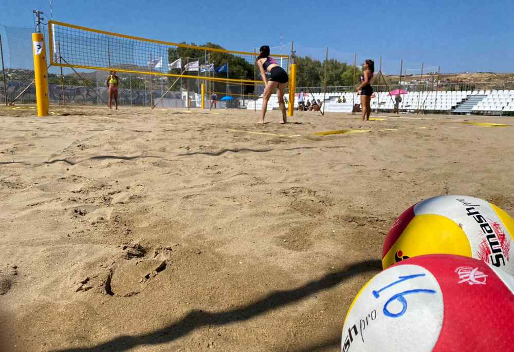 &Sigma;&epsilon;&rho;&beta;ί&sigmaf; &sigma;&tau;&eta;&nu; &gamma;&iota;&omicron;&rho;&tau;ή &tau;&omicron;&upsilon; Beach Volley &sigma;&tau;&omicron;&nu; &Kappa;&alpha;&rho;&tau;&epsilon;&rho;ό
