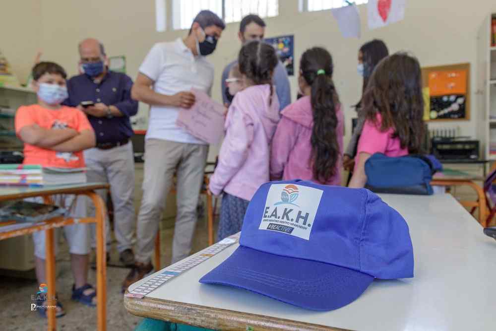 &Tau;&omicron; &Epsilon;&Alpha;&Kappa;&Eta; &kappa;&omicron;&nu;&tau;ά &sigma;&tau;&alpha; &pi;&alpha;&iota;&delta;&iota;ά, &kappa;&omicron;&nu;&tau;ά &sigma;&tau;&omicron;&nu; &alpha;&theta;&lambda;&eta;&tau;&iota;&sigma;&mu;ό