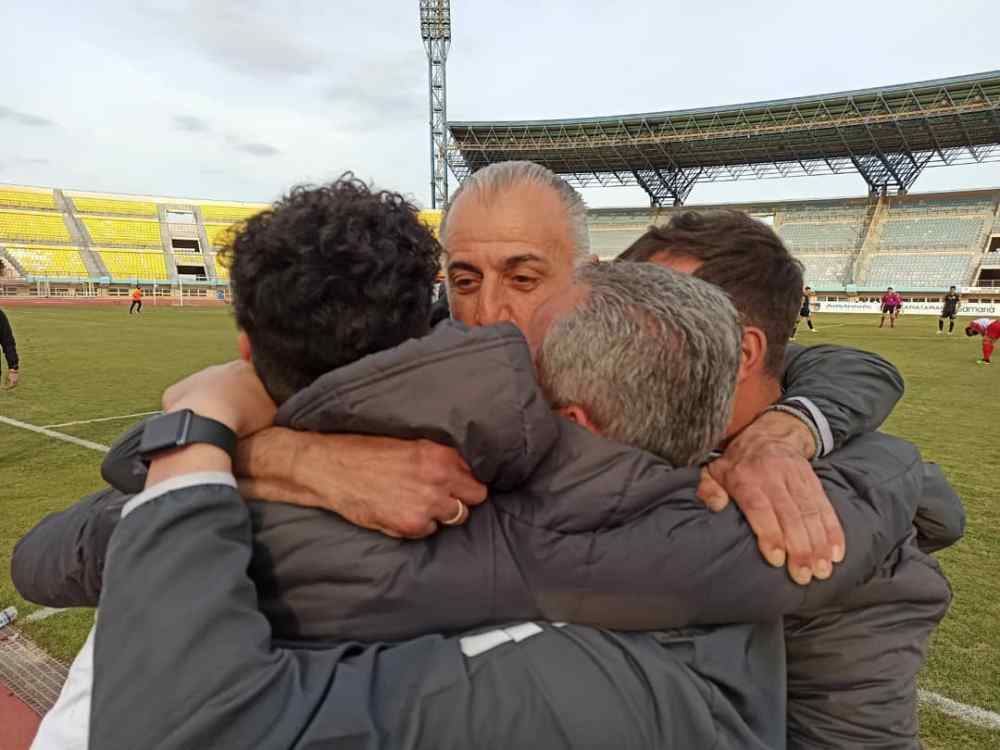 M&epsilon; &tau;&eta;&nu; &psi;&upsilon;&chi;&omicron;&lambda;&omicron;&gamma;ί&alpha; &sigma;&tau;&omicron;...&tau;&alpha;&beta;ά&nu;&iota; &omicron; &Epsilon;&rho;&gamma;&omicron;&tau;έ&lambda;&eta;&sigmaf; &sigma;&tau;&eta; &Delta;&rho;ά&mu;&alpha;
