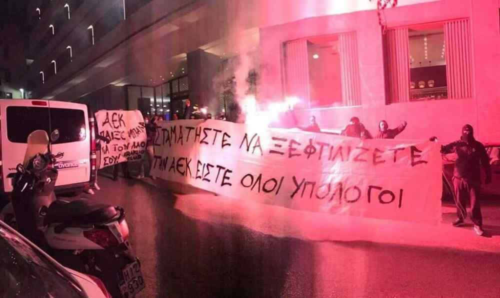 &Sigma;ή&kappa;&omega;&sigma;&alpha;&nu; &pi;&alpha;&nu;ό &omicron;&iota; &phi;ί&lambda;&alpha;&theta;&lambda;&omicron;&iota; &tau;&eta;&sigmaf; &Alpha;&Epsilon;&Kappa; &sigma;&tau;&omicron; &Eta;&rho;ά&kappa;&lambda;&epsilon;&iota;&omicron;