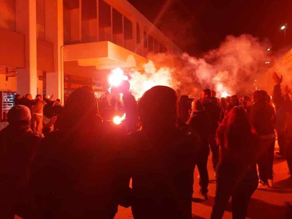 &Mu;&epsilon;&sigma;ά&nu;&upsilon;&chi;&tau;&alpha; &sigma;&tau;&omicron; &alpha;&epsilon;&rho;&omicron;&delta;&rho;ό&mu;&iota;&omicron;