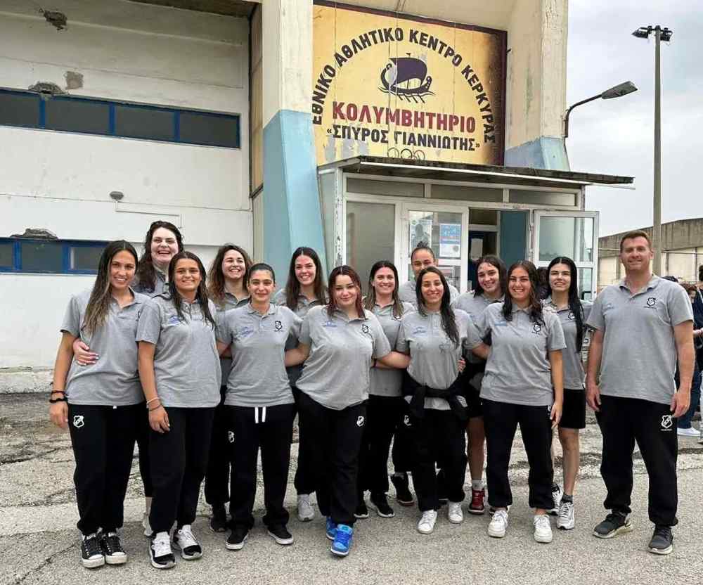 &Mu;&epsilon; &tau;&rho;&epsilon;ί&sigmaf; &nu;ί&kappa;&epsilon;&sigmaf; &sigma;&tau;&alpha; &mu;&pi;&alpha;&rho;ά&zeta; &tau;&eta;&sigmaf; &Kappa;έ&rho;&kappa;&upsilon;&rho;&alpha;&sigmaf;, &sigma;ώ&theta;&eta;&kappa;&alpha;&nu; &omicron;&iota; &gamma;&upsilon;&nu;&alpha;ί&kappa;&epsilon;&sigmaf; &tau;&omicron;&upsilon; &Omicron;&Phi;&Eta; &sigma;&tau;&eta;&nu; &Alpha;2 &pi;ό&lambda;&omicron;