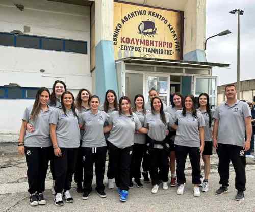 &Mu;&epsilon; &tau;&rho;&epsilon;ί&sigmaf; &nu;ί&kappa;&epsilon;&sigmaf; &sigma;&tau;&alpha; &mu;&pi;&alpha;&rho;ά&zeta; &tau;&eta;&sigmaf; &Kappa;έ&rho;&kappa;&upsilon;&rho;&alpha;&sigmaf;, &sigma;ώ&theta;&eta;&kappa;&alpha;&nu; &omicron;&iota; &gamma;&upsilon;&nu;&alpha;ί&kappa;&epsilon;&sigmaf; &tau;&omicron;&upsilon; &Omicron;&Phi;&Eta; &sigma;&tau;&eta;&nu; &Alpha;2 &pi;ό&lambda;&omicron;