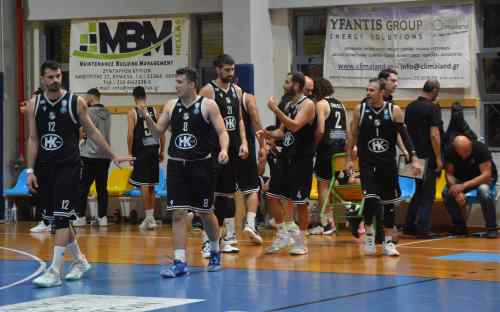 &Sigma;&tau;&eta;&nu; 7&eta; &theta;έ&sigma;&eta; &omicron; &Omicron;&Phi;&Eta;-&Eta; &epsilon;&iota;&kappa;ό&nu;&alpha; &tau;&eta;&sigmaf; &Beta;' &Epsilon;&theta;&nu;&iota;&kappa;ή&sigmaf; &mu;&pi;ά&sigma;&kappa;&epsilon;&tau;