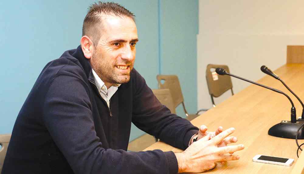&Eta; &alpha;&delta;&epsilon;&iota;&omicron;&delta;ό&tau;&eta;&sigma;&eta; &tau;&omicron;&upsilon; &Epsilon;&rho;&gamma;&omicron;&tau;έ&lambda;&eta; &kappa;&alpha;&iota; &eta; "&upsilon;&pi;ό&sigma;&chi;&epsilon;&sigma;&eta;" &tau;&omicron;&upsilon; &Gamma;&iota;ώ&rho;&gamma;&omicron;&upsilon; &Tau;&omicron;&upsilon;&tau;&zeta;ά&rho;&eta;