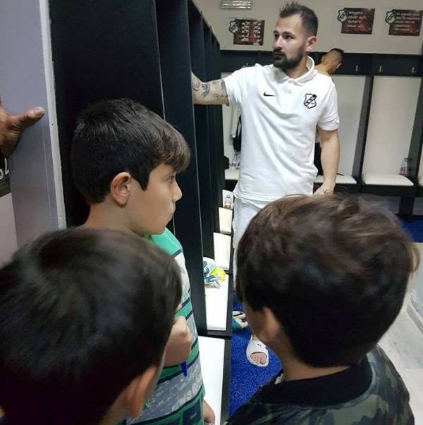 &Epsilon;&mu;&pi;&epsilon;&iota;&rho;ί&alpha; &zeta;&omega;ή&sigmaf; &gamma;&iota;&alpha; &tau;&omicron;&upsilon;&sigmaf; &pi;&iota;&tau;&sigma;&iota;&rho;&iota;&kappa;ά&delta;&epsilon;&sigmaf; &sigma;&tau;&omicron; &Gamma;&epsilon;&nu;&tau;ί &Kappa;&omicron;&upsilon;&lambda;έ! (&Phi;&Omega;&Tau;&Omicron;&Gamma;&Rho;&Alpha;&Phi;&Iota;&Epsilon;&Sigma;)