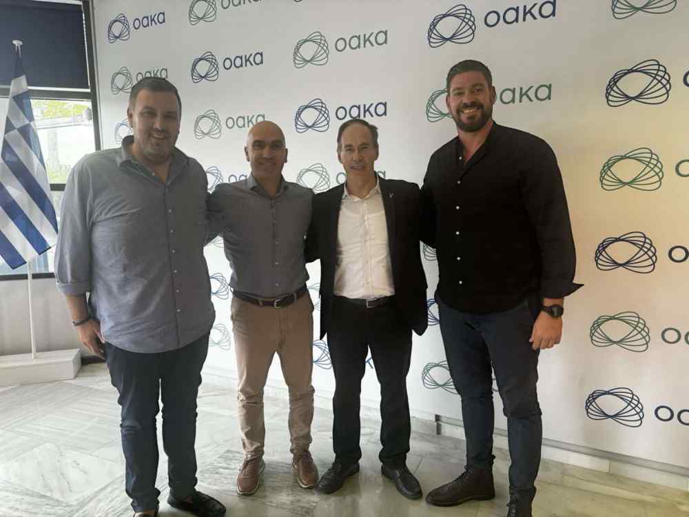 &Sigma;&tau;&omicron; &Omicron;&Alpha;&Kappa;&Alpha; &mu;&epsilon; &Mu;&alpha;&upsilon;&rho;&omega;&tau;ά &omicron; &Mu;έ&nu;&alpha;&nu;&delta;&rho;&omicron;&sigmaf; &Pi;&alpha;&nu;&tau;&epsilon;&lambda;&lambda;ί&delta;&eta;&sigmaf;