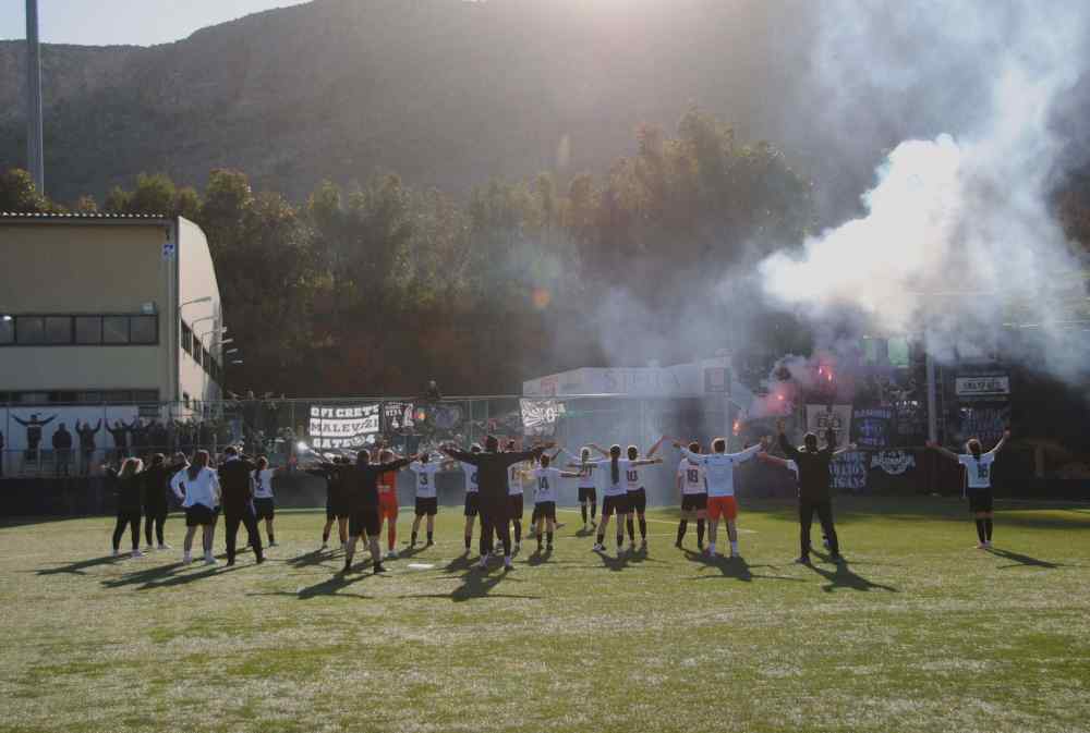 &Kappa;&omicron;&rho;ί&tau;&sigma;&iota;&alpha; &kappa;&alpha;&iota; &kappa;ό&sigma;&mu;&omicron;&sigmaf; &tau;&rho;&alpha;&gamma;&omicron;&upsilon;&delta;&omicron;ύ&nu; &sigma;&upsilon;&nu;&theta;ή&mu;&alpha;&tau;&alpha; &mu;&epsilon;&tau;ά &tau;&eta; &mu;&epsilon;&gamma;ά&lambda;&eta; &nu;ί&kappa;&eta; &epsilon;&pi;ί &tau;&omicron;&upsilon; &Pi;&Alpha;&Omicron; (VIDEO)