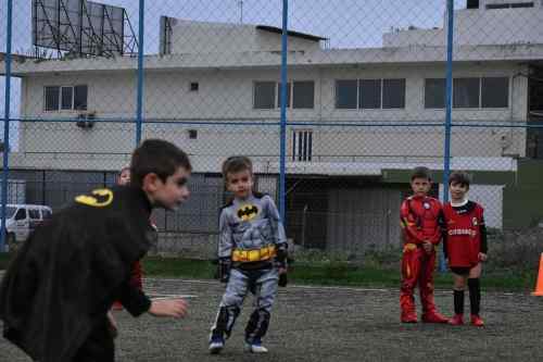 &Mu;&iota;&alpha; &delta;&iota;&alpha;&phi;&omicron;&rho;&epsilon;&tau;&iota;&kappa;ή &pi;&rho;&omicron;&pi;ό&nu;&eta;&sigma;&eta;: &Omicron;... Spiderman, o Batman &kappa;&alpha;&iota; &omicron; Zoro &tau;&omicron;&upsilon; &Omicron;&Phi;&Eta;!