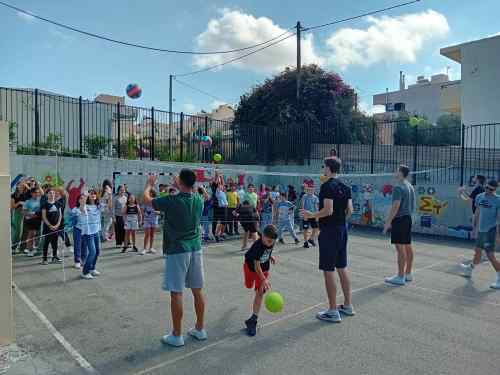 &Omicron; &Omicron;&Phi;&Eta; έ&pi;&alpha;&iota;&xi;&epsilon; &beta;ό&lambda;&epsilon;ϊ &mu;&epsilon; &tau;&omicron;&upsilon;&sigmaf; &mu;&alpha;&theta;&eta;&tau;έ&sigmaf;