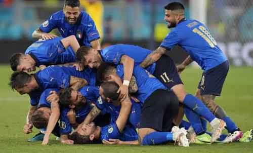 &Eta; &Iota;&tau;&alpha;&lambda;ί&alpha; &pi;ή&rho;&epsilon; &tau;&omicron; EURO 2020 &alpha;&pi;&omicron; &tau;&omicron;&upsilon;&sigmaf; &Alpha;&gamma;&gamma;&lambda;&omicron;&upsilon;&sigmaf; &sigma;&tau;&alpha; &pi;έ&nu;&alpha;&lambda;&tau;&iota;!