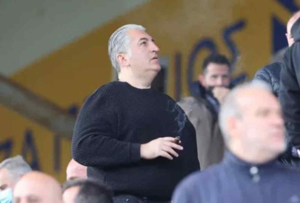 &Mu;&epsilon; &tau;&omicron;&nu; &pi;&alpha;&tau;έ&rho;&alpha; &tau;&omicron;&upsilon;, &sigma;&tau;&omicron; &Gamma;&epsilon;&nu;&tau;ί &Kappa;&omicron;&upsilon;&lambda;έ &omicron; &Mu;&iota;&chi;. &Mu;&pi;&omicron;ύ&sigma;&eta;&sigmaf;