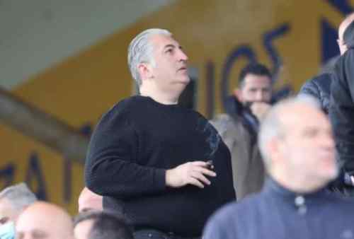 &Mu;&epsilon; &tau;&omicron;&nu; &pi;&alpha;&tau;έ&rho;&alpha; &tau;&omicron;&upsilon;, &sigma;&tau;&omicron; &Gamma;&epsilon;&nu;&tau;ί &Kappa;&omicron;&upsilon;&lambda;έ &omicron; &Mu;&iota;&chi;. &Mu;&pi;&omicron;ύ&sigma;&eta;&sigmaf;