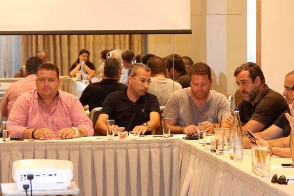 "&Omicron;&lambda;&omicron;&iota; &mu;&alpha;&zeta;ί, &gamma;&iota;&alpha; &nu;&alpha; &mu;&epsilon;ί&nu;&epsilon;&iota; &omicron; &Omicron;&Phi;&Eta; &sigma;&epsilon; &kappa;&rho;&eta;&tau;&iota;&kappa;ά &chi;έ&rho;&iota;&alpha;!"