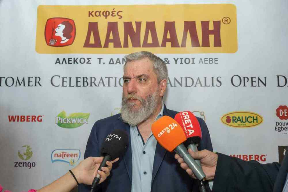 &Gamma;&iota;ά&nu;&nu;&eta;&sigmaf; &Delta;&alpha;&nu;&delta;ά&lambda;&eta;&sigmaf; : "&Epsilon;ί&mu;&alpha;&sigma;&tau;&epsilon; &epsilon;&delta;ώ, &gamma;&iota;&alpha; &nu;&alpha; &epsilon;&pi;&alpha;&nu;&alpha;&phi;έ&rho;&omicron;&upsilon;&mu;&epsilon; &tau;&omicron;&nu; &Omicron;&Phi;&Eta;, &sigma;&tau;&eta;&nu; Volley League" (VIDEO)