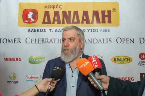 &Gamma;&iota;ά&nu;&nu;&eta;&sigmaf; &Delta;&alpha;&nu;&delta;ά&lambda;&eta;&sigmaf; : "&Epsilon;ί&mu;&alpha;&sigma;&tau;&epsilon; &epsilon;&delta;ώ, &gamma;&iota;&alpha; &nu;&alpha; &epsilon;&pi;&alpha;&nu;&alpha;&phi;έ&rho;&omicron;&upsilon;&mu;&epsilon; &tau;&omicron;&nu; &Omicron;&Phi;&Eta;, &sigma;&tau;&eta;&nu; Volley League" (VIDEO)