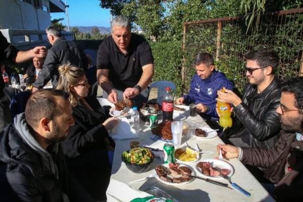 &Mu;&epsilon; &omicron;&mu;&iota;&lambda;ί&alpha; &kappa;&alpha;&iota; &mu;&pi;ά&rho;&mu;&pi;&epsilon;&kappa;&iota;&omicron;&upsilon; &alpha;&nu;έ&beta;&alpha;&sigma;&epsilon; &tau;&omicron; &eta;&theta;&iota;&kappa;ό &omicron; &Mu;&pi;&omicron;ύ&sigma;&eta;&sigmaf; (VIDEO)