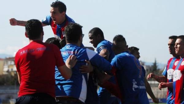 T&alpha; &Tau;&rho;ί&kappa;&alpha;&lambda;&alpha; έ&beta;&alpha;&lambda;&alpha;&nu; &phi;&omega;&tau;&iota;ά &sigma;&tau;&eta;&nu; ά&nu;&omicron;&delta;&omicron;-&Xi;&alpha;&nu;ά &sigma;&tau;&omicron; -11 &omicron; &Omicron;&Phi;&Eta;