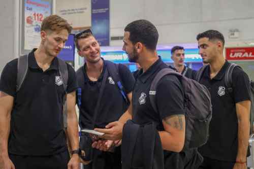 "&Pi;έ&tau;&alpha;&xi;&epsilon;" &mu;&epsilon; &epsilon;&nu;&theta;&omicron;&upsilon;&sigma;&iota;&alpha;&sigma;&mu;ό &gamma;&iota;&alpha; &tau;&eta; &Beta;&omicron;&sigma;&nu;ί&alpha; &omicron; &Omicron;&Phi;&Eta;-&Sigma;&tau;&alpha; 100 &chi;&rho;ό&nu;&iota;&alpha; &tau;&omicron;&upsilon; &sigma;&upsilon;&lambda;&lambda;ό&gamma;&omicron;&upsilon; &tau;&omicron; &beta;ό&lambda;&epsilon;ϊ &pi;&alpha;ί&zeta;&epsilon;&iota; &sigma;&tau;&eta;&nu; &Epsilon;&upsilon;&rho;ώ&pi;&eta; (&Phi;&Omega;&Tau;&Omicron;&Gamma;&Rho;&Alpha;&Phi;&Iota;&Epsilon;&Sigma;+VIDEO)