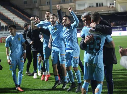 &Mu;&epsilon; &Alpha;&sigma;&tau;έ&rho;&alpha; &Tau;&rho;ί&pi;&omicron;&lambda;&eta;&sigmaf; &sigma;&tau;&omicron;&upsilon;&sigmaf; "8" &tau;&omicron;&upsilon; &Kappa;&upsilon;&pi;έ&lambda;&lambda;&omicron;&upsilon; &omicron; &Epsilon;&rho;&gamma;&omicron;&tau;έ&lambda;&eta;&sigmaf;