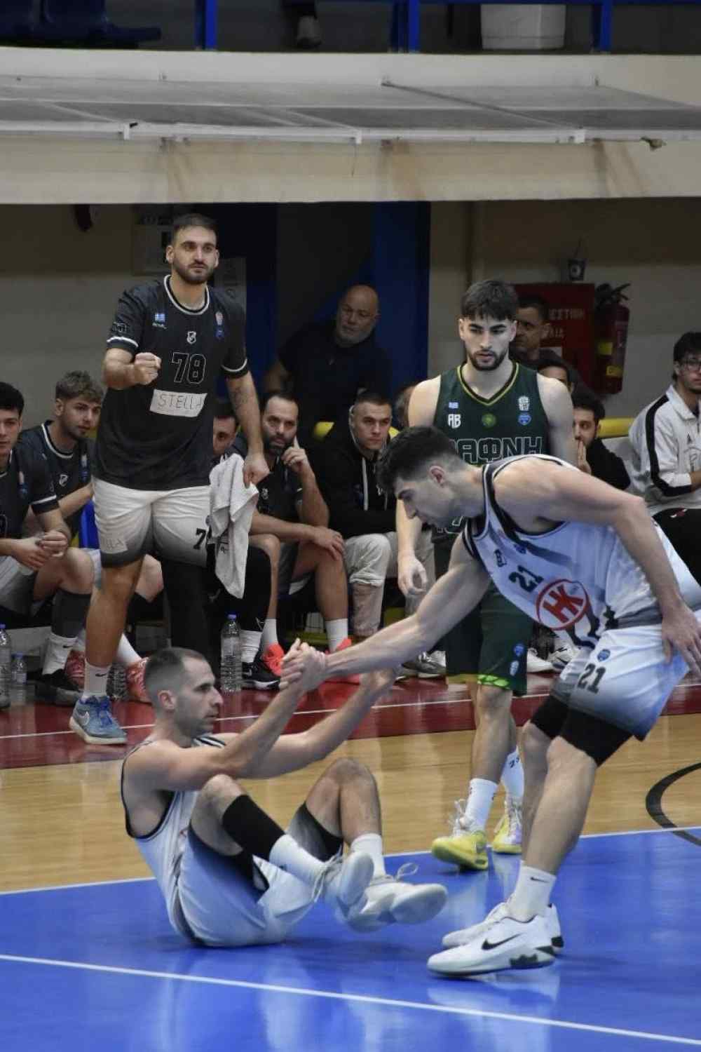 &Chi;&omega;&rho;ί&sigmaf; &tau;&omicron;&nu; &Tau;ί&tau;&iota;&tau;&sigmaf; &omicron; &Omicron;&Phi;&Eta; &eta;&tau;&tau;ή&theta;&eta;&kappa;&epsilon; &sigma;&tau;&omicron; &Lambda;ί&nu;&tau;&omicron; &alpha;&pi;&omicron; &tau;&eta; &Delta;ά&phi;&nu;&eta; (67-77)