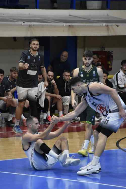 &Chi;&omega;&rho;ί&sigmaf; &tau;&omicron;&nu; &Tau;ί&tau;&iota;&tau;&sigmaf; &omicron; &Omicron;&Phi;&Eta; &eta;&tau;&tau;ή&theta;&eta;&kappa;&epsilon; &sigma;&tau;&omicron; &Lambda;ί&nu;&tau;&omicron; &alpha;&pi;&omicron; &tau;&eta; &Delta;ά&phi;&nu;&eta; (67-77)