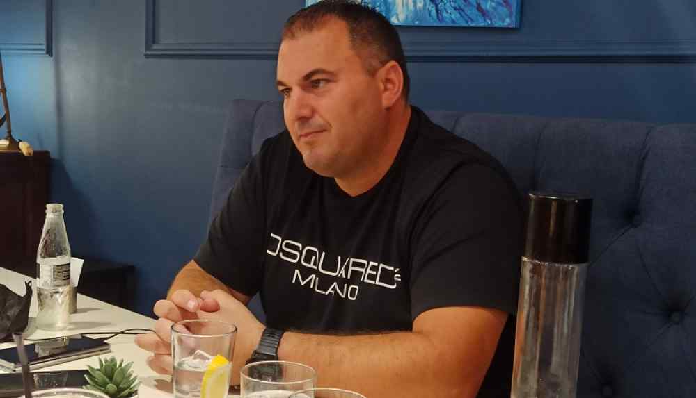 &Tau;&omicron; "&epsilon;&upsilon;&chi;&alpha;&rho;&iota;&sigma;&tau;ώ" &tau;&omicron;&upsilon; &Epsilon;&rho;&alpha;&sigma;&iota;&tau;έ&chi;&nu;&eta; &Omicron;&Phi;&Eta; &sigma;&tau;&omicron;&nu; "&Pi;&lambda;&omicron;ύ&tau;&alpha;&rho;&chi;&omicron;"