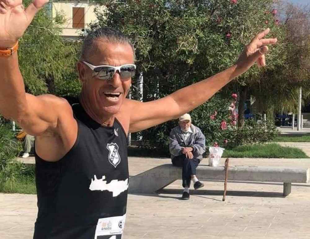 &Omicron; &kappa;&omicron;&rho;&omega;&nu;&omicron;ϊ&omicron;&sigmaf; &tau;&omicron;&upsilon; &chi;&tau;ύ&pi;&eta;&sigma;&epsilon; &tau;&eta;&nu; &pi;ό&rho;&tau;&alpha;