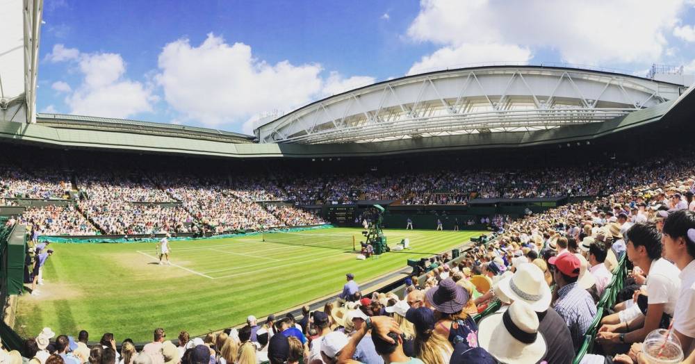 &Omicron; &kappa;&omicron;&rho;&omega;&nu;&omicron;ϊό&sigmaf; &upsilon;&pi;&omicron;&chi;&rho;έ&omega;&sigma;&epsilon; (&kappa;&alpha;&iota;) &tau;&omicron; &theta;&rho;&upsilon;&lambda;&iota;&kappa;ό Wimbledon &sigma;&tau;&eta;&nu; &pi;&rho;ώ&tau;&eta; &tau;&omicron;&upsilon; ή&tau;&tau;&alpha; &mu;&epsilon;&tau;ά &tau;&omicron;&nu; &Beta;' &Pi;&alpha;&gamma;&kappa;ό&sigma;&mu;&iota;&omicron; &pi;ό&lambda;&epsilon;&mu;&omicron;