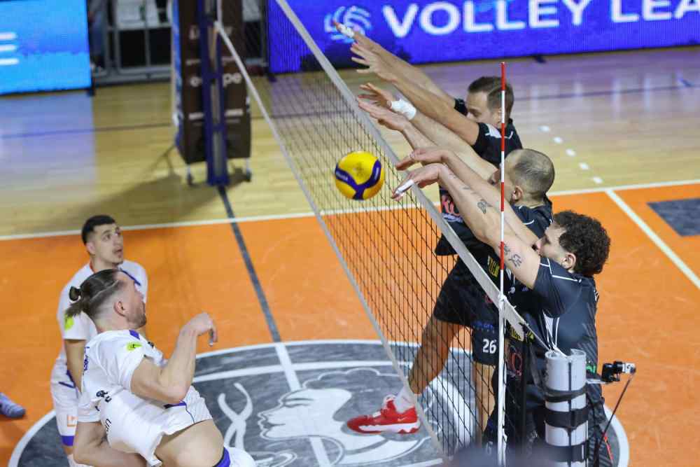 Volley League: &Omicron;&iota; &alpha;&nu;&tau;ί&pi;&alpha;&lambda;&omicron;&iota; &tau;&omicron;&upsilon; &Omicron;&Phi;&Eta; &sigma;&tau;&alpha; &pi;&lambda;&epsilon;&iota;-&omicron;&phi; &gamma;&iota;&alpha; &mu;&iota;&alpha; &theta;έ&sigma;&eta; &sigma;&tau;&eta;&nu; &Epsilon;&upsilon;&rho;ώ&pi;&eta;