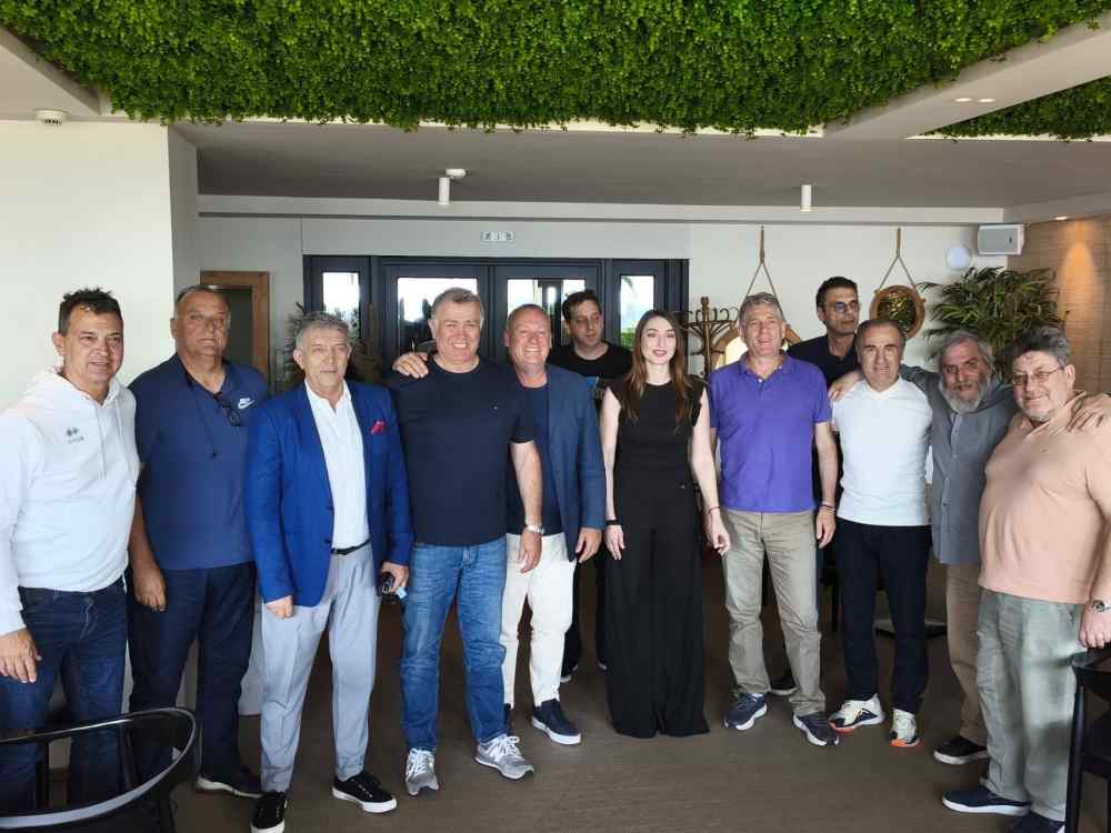 &Mu;&epsilon; &tau;&omicron;&nu; &Gamma;&iota;ά&nu;&nu;&eta; &Delta;&alpha;&nu;&delta;ά&lambda;&eta; &eta; &sigma;&upsilon;&nu;&epsilon;&delta;&rho;ί&alpha;&sigma;&eta; &tau;&omicron;&upsilon; &nu;έ&omicron;&upsilon; &Delta;&iota;&omicron;&iota;&kappa;&eta;&tau;&iota;&kappa;&omicron;ύ &Sigma;&upsilon;&mu;&beta;&omicron;&upsilon;&lambda;ί&omicron;&upsilon; &tau;&eta;&sigmaf; &Epsilon;&Sigma;&Alpha;&Pi;