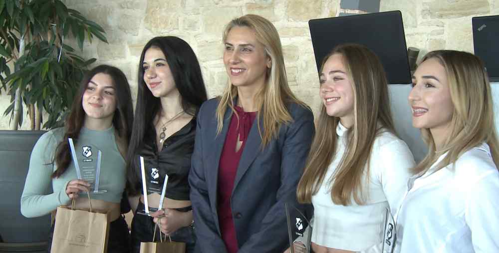 &Omicron; &Omicron;&Phi;&Eta; &beta;&rho;ά&beta;&epsilon;&upsilon;&sigma;&epsilon; &tau;&omicron;&upsilon;&sigmaf; &kappa;&omicron;&rho;&upsilon;&phi;&alpha;ί&omicron;&upsilon;&sigmaf; &alpha;&theta;&lambda;&eta;&tau;έ&sigmaf; &tau;&omicron;&upsilon; (VIDEO)