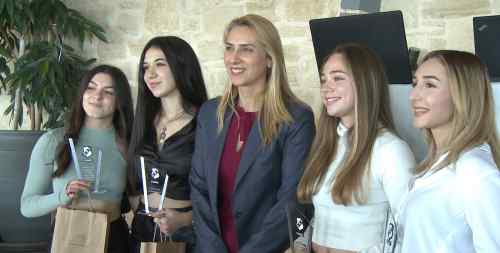 &Omicron; &Omicron;&Phi;&Eta; &beta;&rho;ά&beta;&epsilon;&upsilon;&sigma;&epsilon; &tau;&omicron;&upsilon;&sigmaf; &kappa;&omicron;&rho;&upsilon;&phi;&alpha;ί&omicron;&upsilon;&sigmaf; &alpha;&theta;&lambda;&eta;&tau;έ&sigmaf; &tau;&omicron;&upsilon; (VIDEO)
