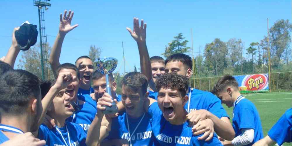 &Omicron;&iota; &mu;&alpha;&theta;&eta;&tau;έ&sigmaf; &pi;&omicron;&upsilon; &sigma;ή&kappa;&omega;&sigma;&alpha;&nu; &tau;&eta;&nu; &kappa;&omicron;ύ&pi;&alpha;! (VIDEO)
