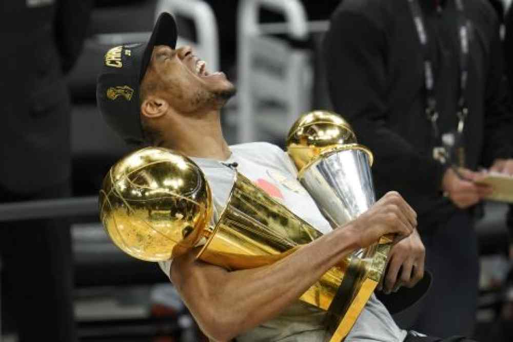 &laquo;Greek Freak&raquo;: &Omicron; &pi;&lambda;&alpha;&nu;ή&tau;&eta;&sigmaf; &upsilon;&pi;&omicron;&kappa;&lambda;ί&nu;&epsilon;&tau;&alpha;&iota; &sigma;&tau;&omicron;&nu; &Gamma;&iota;ά&nu;&nu;&eta; &Alpha;&nu;&tau;&epsilon;&tau;&omicron;&kappa;&omicron;ύ&nu;&mu;&pi;&omicron; (VIDEOS)
