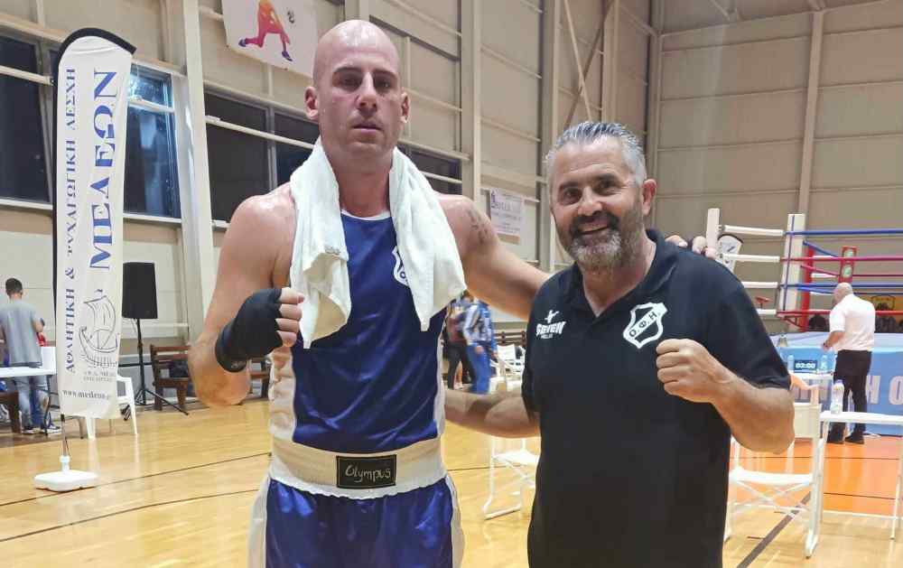 &Sigma;&tau;&omicron;&nu; &Pi;&epsilon;&iota;&rho;&alpha;&iota;ά &alpha;&gamma;&omega;&nu;ί&zeta;&epsilon;&tau;&alpha;&iota; &omicron; &pi;&upsilon;&gamma;&mu;ά&chi;&omicron;&sigmaf; &tau;&omicron;&upsilon; &Omicron;&Phi;&Eta;