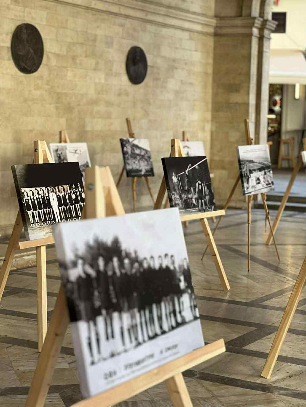 &Sigma;&tau;&eta;&nu; &pi;ύ&lambda;&eta; &Alpha;&gamma;ί&omicron;&upsilon; &Gamma;&epsilon;&omega;&rho;&gamma;ί&omicron;&upsilon; &alpha;&pi;ό &tau;&iota;&sigmaf; 21-28 &Delta;&epsilon;&kappa;&epsilon;&mu;&beta;&rho;ί&omicron;&upsilon; &eta; έ&kappa;&theta;&epsilon;&sigma;&eta; &mu;&epsilon; &iota;&sigma;&tau;&omicron;&rho;&iota;&kappa;έ&sigmaf; &phi;&omega;&tau;&omicron;&gamma;&rho;&alpha;&phi;ί&epsilon;&sigmaf; &gamma;&iota;&alpha; &tau;&alpha; 100 &chi;&rho;ό&nu;&iota;&alpha; &tau;&omicron;&upsilon; &Omicron;&Phi;&Eta;