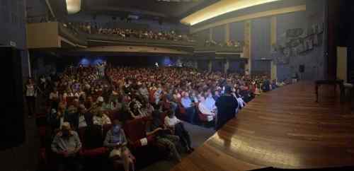 &Sigma;ά&rho;&omega;&sigma;&epsilon; &eta; &theta;&epsilon;&alpha;&tau;&rho;&iota;&kappa;ή &pi;&alpha;&rho;ά&sigma;&tau;&alpha;&sigma;&eta; &tau;&omega;&nu; &delta;&eta;&mu;&omicron;&sigma;&iota;&omicron;&gamma;&rho;ά&phi;&omega;&nu; &tau;&omicron;&upsilon; &Eta;&rho;&alpha;&kappa;&lambda;&epsilon;ί&omicron;&upsilon;