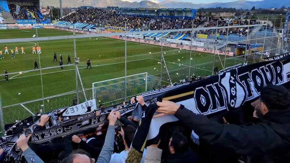 700 &phi;ί&lambda;&alpha;&theta;&lambda;&omicron;&iota; &tau;&omicron;&upsilon; &Alpha;&sigma;&tau;έ&rho;&alpha; &sigma;&tau;&omicron; &Gamma;&epsilon;&nu;&tau;ί &Kappa;&omicron;&upsilon;&lambda;έ